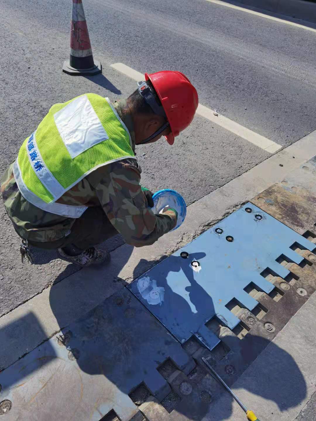 因地制宜 選用新材——南部路橋第三工程處完成鳳翔大橋伸縮縫維修